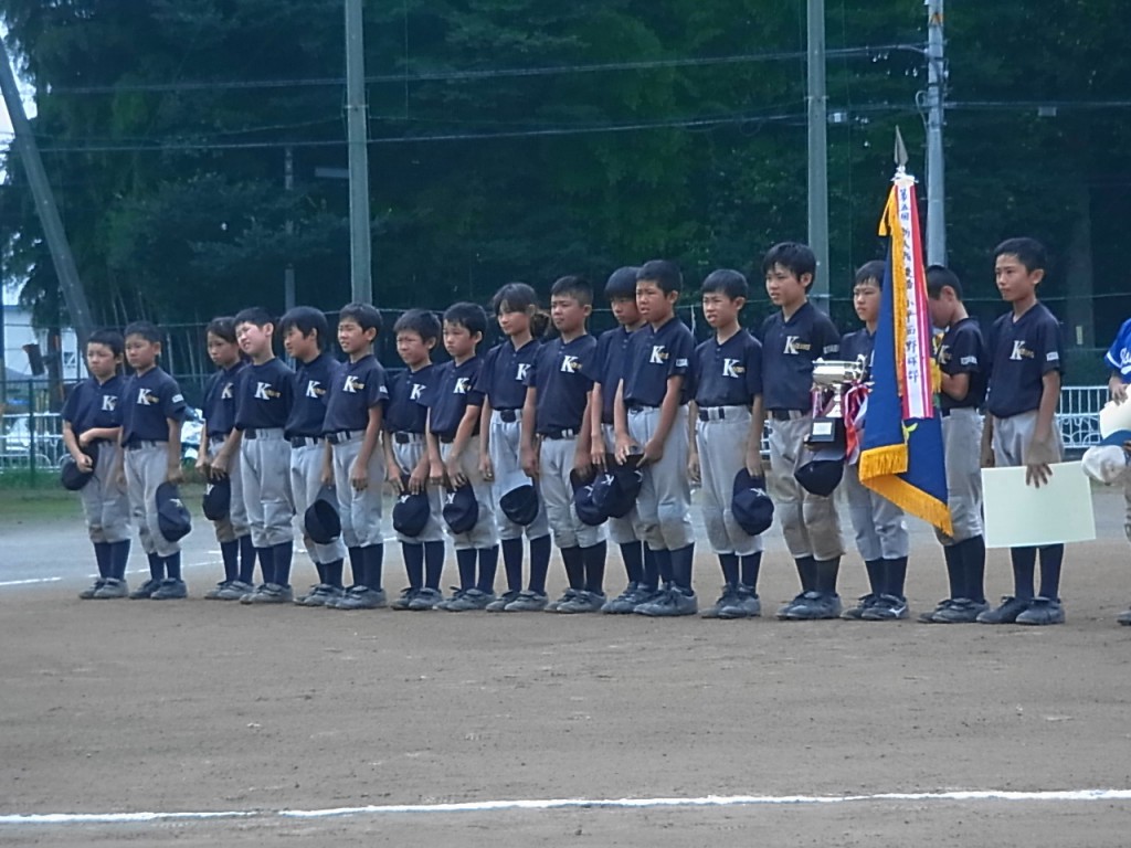 閉会式。ついに念願の優勝旗と優勝カップを手にしました。