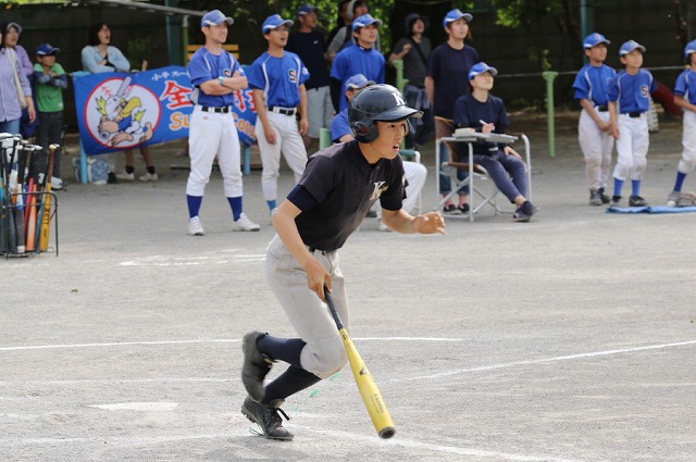 五小の3階窓を直撃、五番のダメ押し本塁打