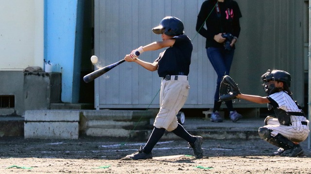 1回裏、三番打者が右中間を破るタイムリー二塁打を放つ