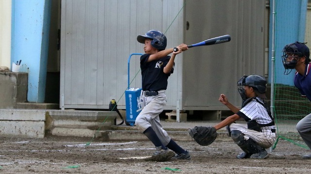 3回裏、五番打者が右前タイムリー安打を放つ