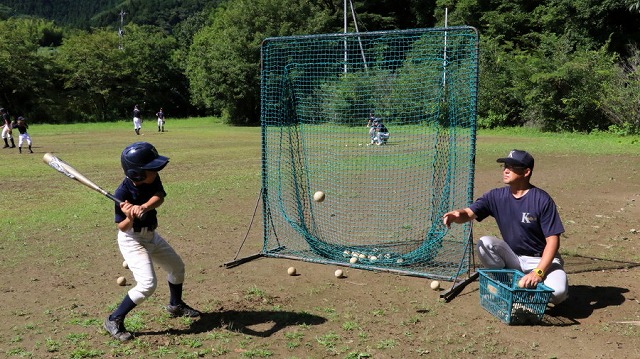 代表自らティーでの指導に立つ