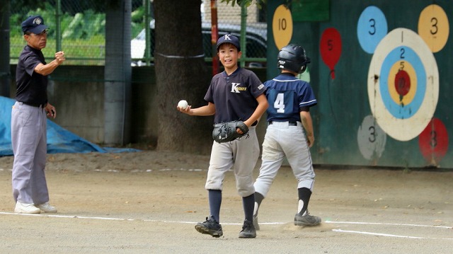 1回表、四球で出塁の先頭打者を牽制でアウトにする