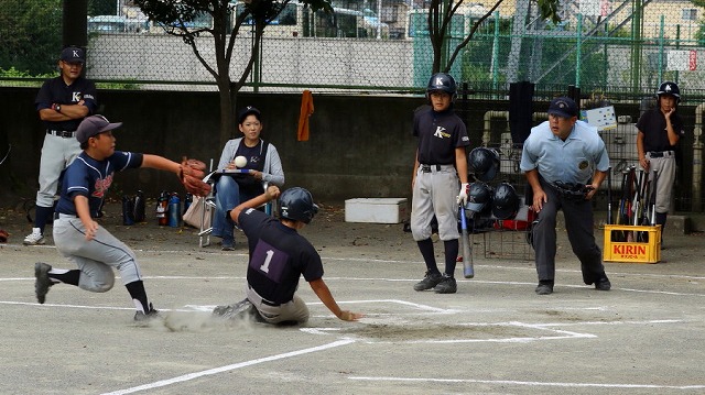 1回裏、相手のバッテリーエラーで先制する