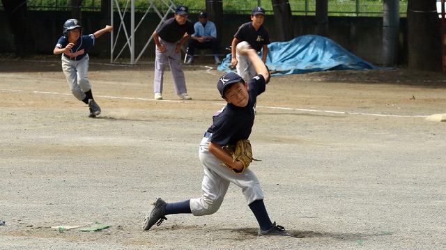 ５回表、2番手投手が無死満塁のピンチを無失点で切り抜ける