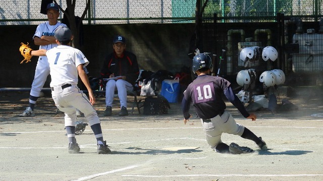 2回裏、バッテリーエラーで同点に