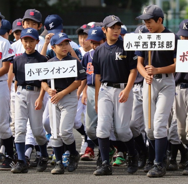 ライオンズのプラカードを掲げて堂々行進