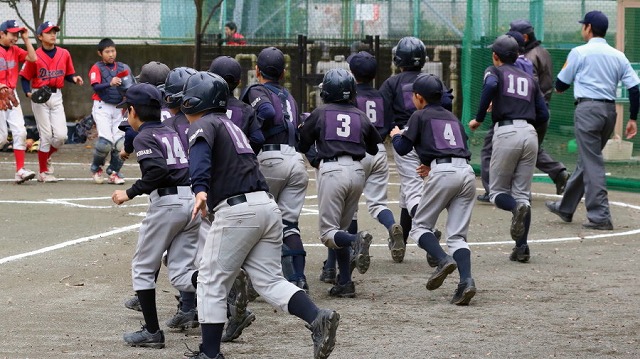 主将の掛け声で、西野球部一部チームが試合に臨む 