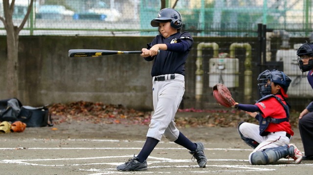 1回表、先頭の1番6年生が左前安打で出塁する