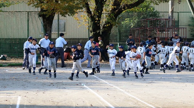 13日、3部ライダーズ戦、挨拶を終え守備につくライオンズ