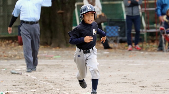 3回裏は西野球部の4人が打席に、先頭の9番は投ゴロに倒れる